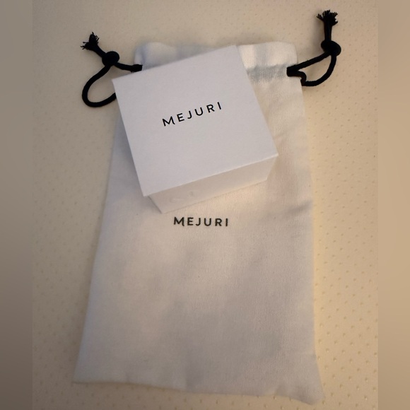 NEW Mejuri Floating Lab Grown SAPPHIRE NECKLACE
925 Sterling Silver Taylor Swift - Picture 5 of 14